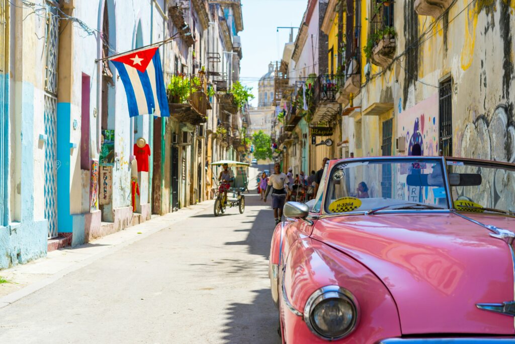 Voiture décapotable rose dans les rues de Cuba