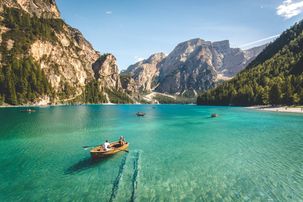 trois bateaux en bois bruns sur l’eau du lac bleu pris de jour Italie paysage, Montagne, Pragser Wildsee